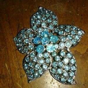 SALE! Vintage aqua rhinestoned brooch in excellent condition all original stones
